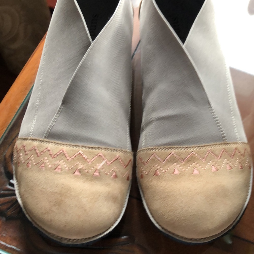 Sundance Blooms Women’s size 38 US size 7 Tan slip on Loafers - Picture 2 of 12